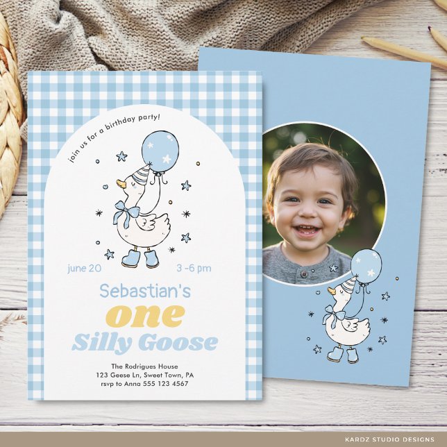 Invitation Un Garçon Une Oie Idiote 1er Anniversaire (The front and back of the invitation are shown in a 5x7-inch size. Choose size, paper, and corner.)