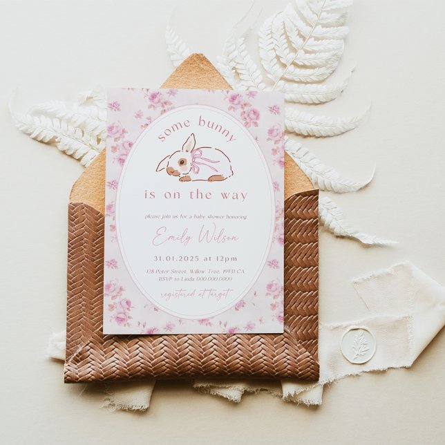 Invitation Un lapin est sur le chemin Baby shower Invitation. (Girl Roses Bunny Baby Shower Invitation)