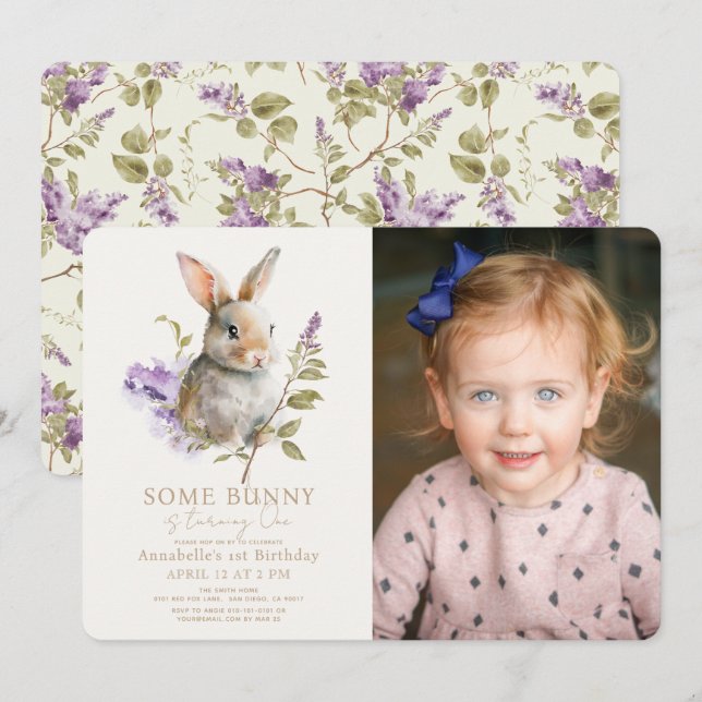 Invitation Un lapin pourpre Lilac Floral Photo 1er anniversai (Devant / Derrière)