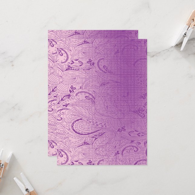 Invitation Un motif de tissu violet vibrant présentant des dé (Devant/Arrière en situation)
