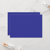 un mur bleu avec une horloge