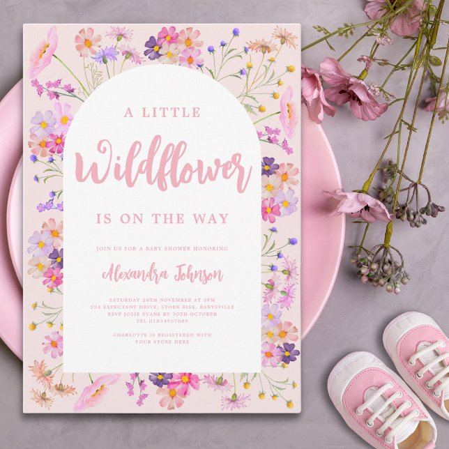Invitation Un petit Baby shower de fille Fleur sauvage (A little wildflower is on the way girl baby shower invitation with pink typography calligraphy )