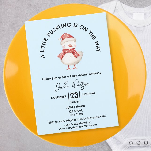 Invitation Un petit canard est sur le chemin Noël d'hiver (cute baby duck with red polka dot winter cap and scarf)