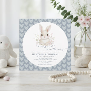 Invitation Un petit lapin bleu poussiéreux Code QR Baby Showe