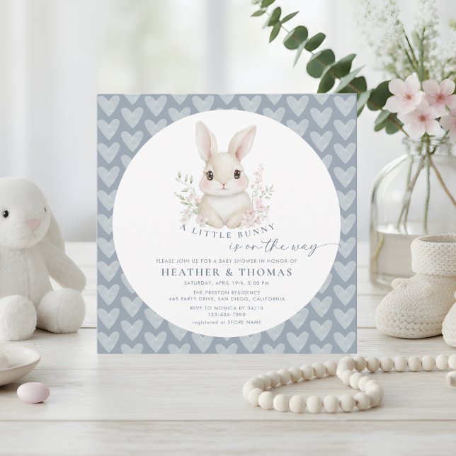 Invitation Un petit lapin bleu poussiéreux Code QR Baby Showe (Créateur téléchargé)