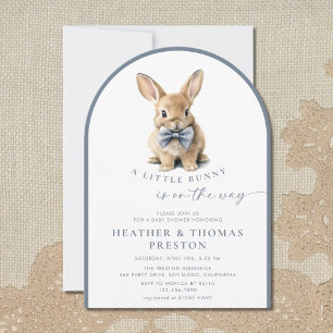 Invitation Un petit lapin élégant bleu ardoise QR Baby Shower