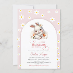 Invitation Un petit lapin mignon avec des pâquerettes rose pr