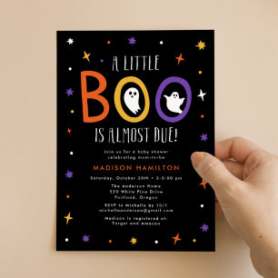 Invitation Un petit livre est presque dû Baby shower d'Hallow