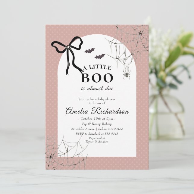 Invitation Un petit livre est presque dû baby shower d'Hallow (Debout devant)