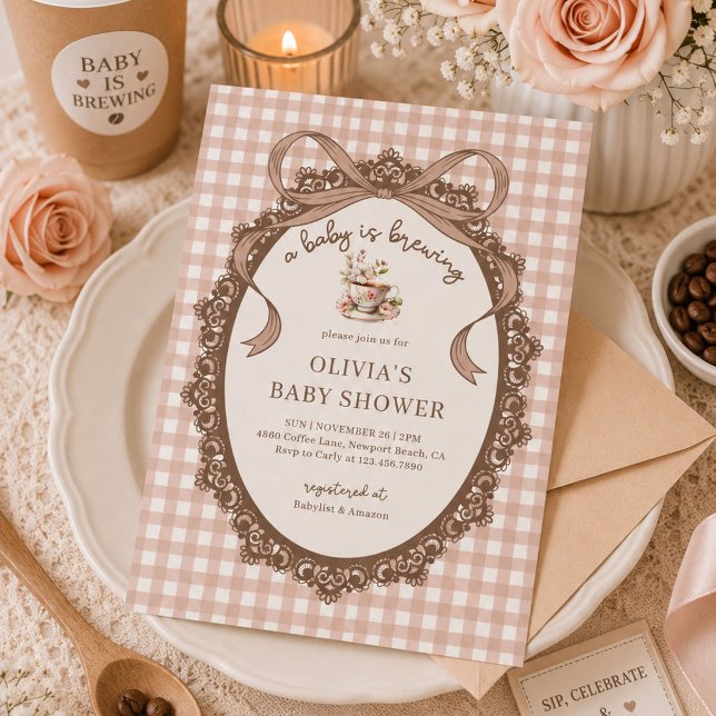 Invitation Une Baby Shower Café Gingham 'Un Bébé Est En Train (Créateur téléchargé)
