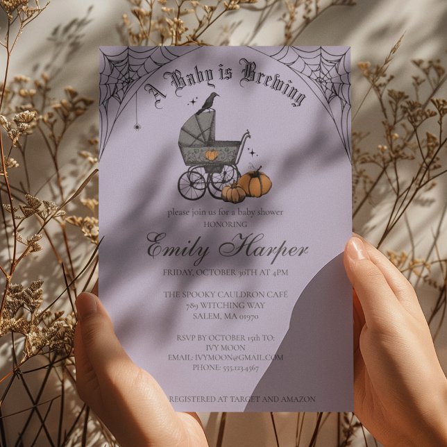 Invitation Une Baby Shower Violet Gothique "Un Bébé se Prépar (Gothic Halloween Baby Shower Invitation in Purple. Vintage Baby Carriage, Pumpkins, Webs, Raven)