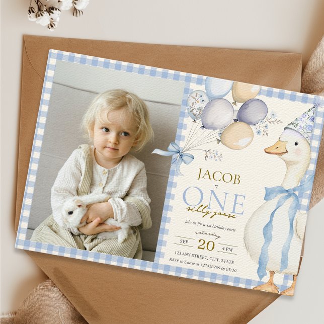 Invitation Une oie bête En vichy bleu 1er anniversaire Photo (One Silly Goose Photo 1st Birthday Invitation for Boys with Blue Gingham and Balloons )