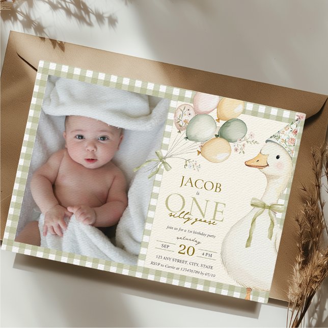 Invitation Une oie verte En vichy 1er anniversaire Photo (One Silly Goose Green Gingham 1st Birthday Photo Invitation Boy )