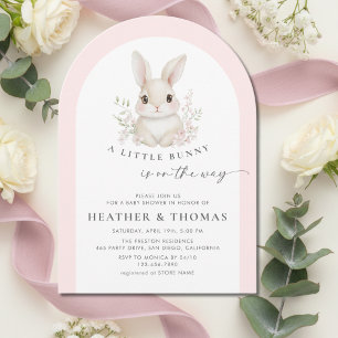 Invitation Une petite élégante rose arc baby shower de lapin