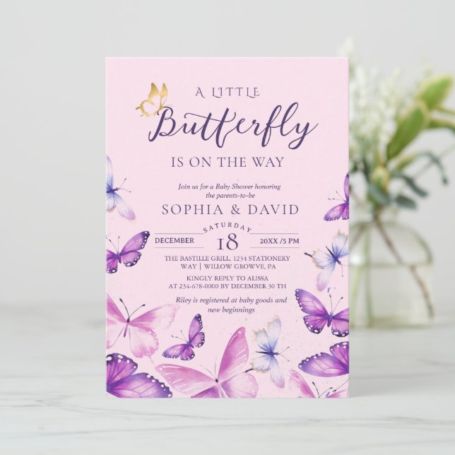 Invitation Une petite fête de bébé papillon violet  (Debout devant)