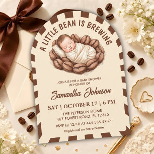 Invitation Une petite fève prépare un café Baby Shower