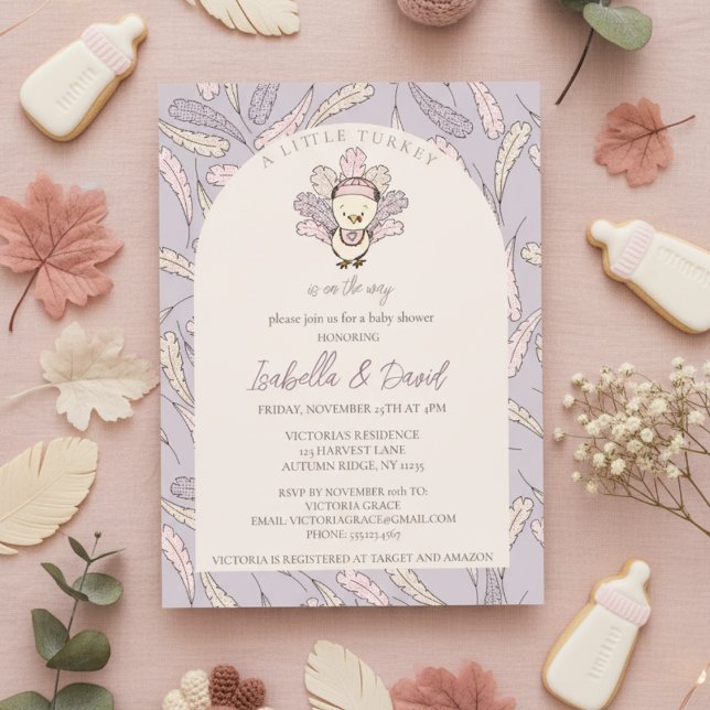 Invitation Une petite Turquie est sur le chemin du Baby showe (Little Turkey Thanksgiving Girl Baby Shower. Purple & Pink Little Turkey & Gingham Feathers Pattern)