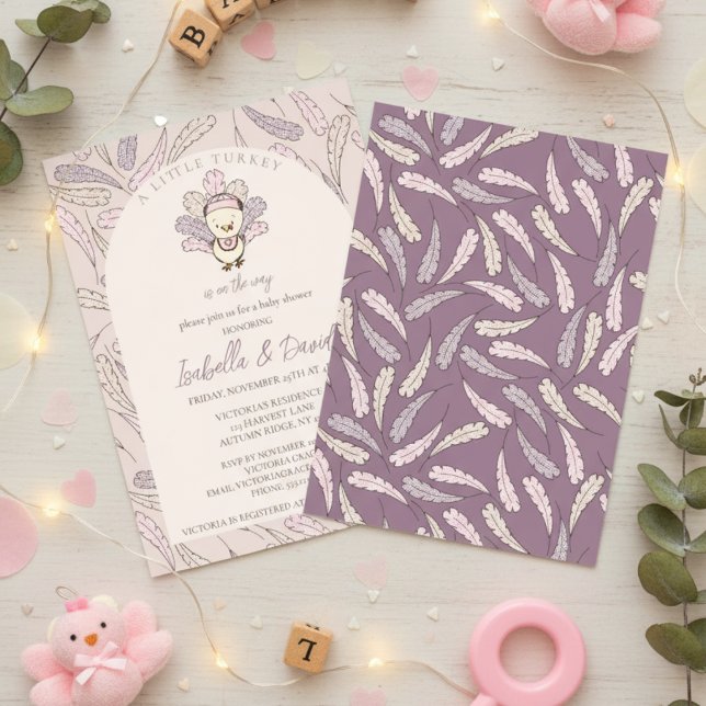 Invitation Une petite Turquie est sur le chemin du Baby showe (Little Turkey Thanksgiving Girl Baby Shower. Pink Little Turkey & Purple Gingham Feathers Pattern)