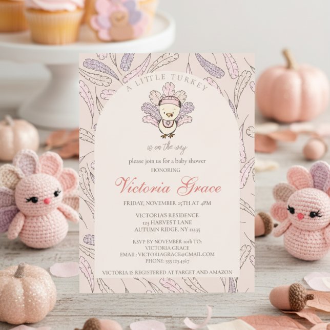 Invitation Une petite Turquie est sur le chemin du Baby showe (Cute A Little Turkey is on the Way Fall Baby Shower for Thanksgiving Baby Girl Shower in Blush Pink.)