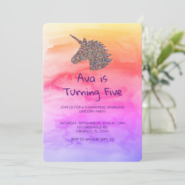 Invitation Unicorn Arc-en-ciel arrose l'invitation d'annivers (Debout devant)