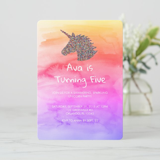 Invitation Unicorn Arc-en-ciel arrose l'invitation d'annivers (Debout devant)