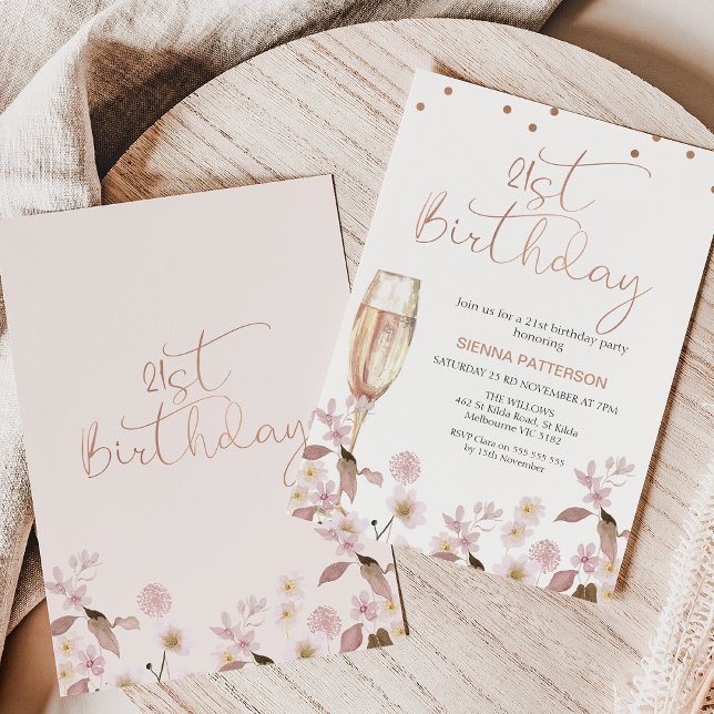 Invitation Verre rose Fleur sauvage 21e anniversaire Invitati (Wildflowers and champagne glass 21st birthday invitation also featuring a faux rose gold heading.)