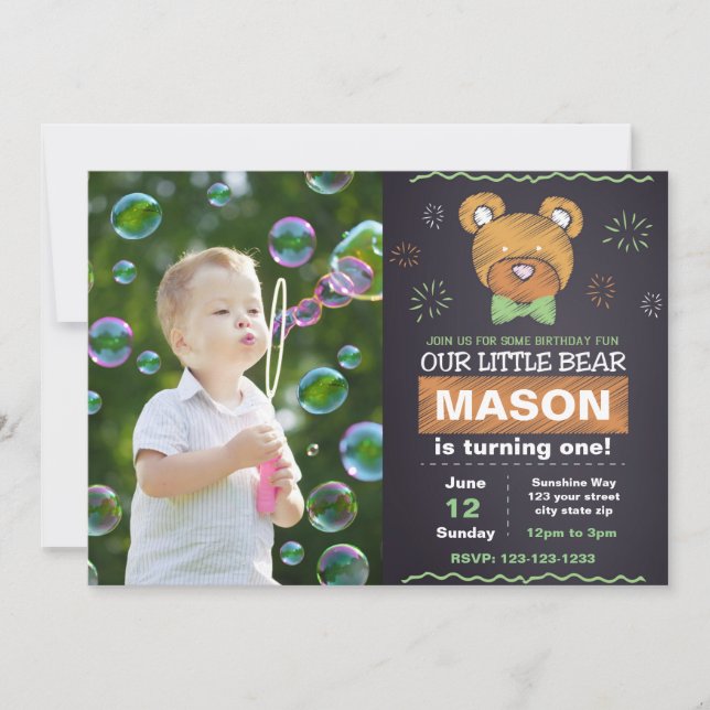 Invitation verte d'anniversaire d'ours avec la (Devant)