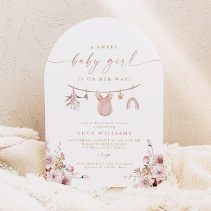 Invitation Vêtements de bébé fille arqués sur une corde à lin