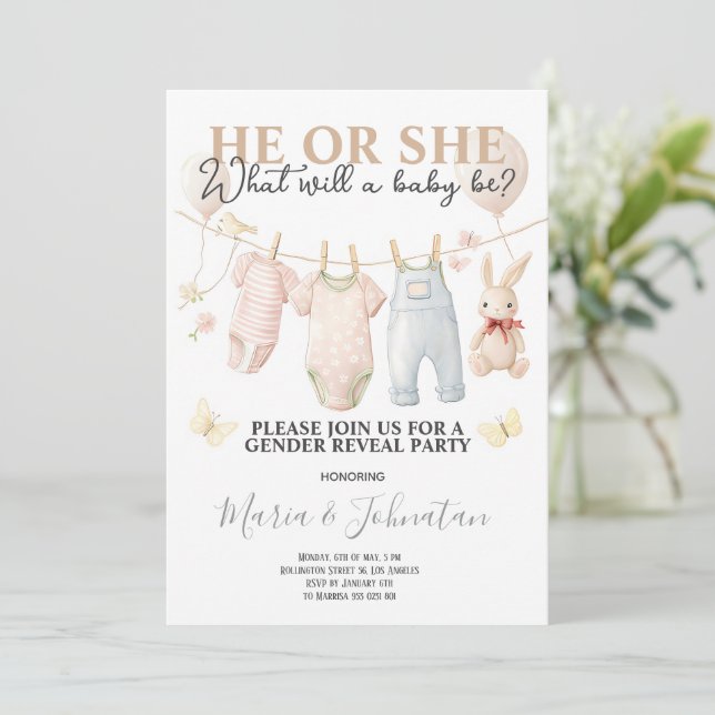 Invitation Vêtements de bébé neutres pour la révélation du se (Debout devant)