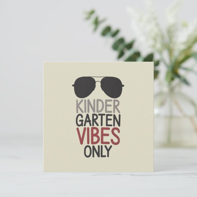 Invitation Vibes de jardin d'enfants seulement Retour à l'éco (Debout devant)