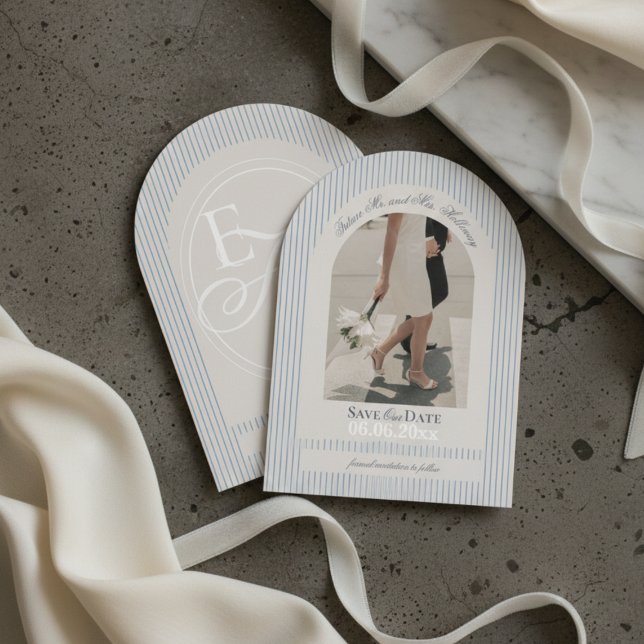 Invitation Vieux argent Script Bleu Bande Photo Enregistrer l (Old Money Script Blue Stripe Photo Save the Date Invitation)