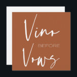 Invitation Vino avant Vows Terracotta Dégustation de vin Brid<br><div class="desc">Vino avant Vows Terracotta Vasting Fête des mariées ou Bachelorette Party Invitation,  texte entièrement personnalisable sur le dos pour s'adapter à votre célébration prévue. Des étiquettes de bouteilles de vin et des serviettes sont disponibles dans ma boutique.</div>