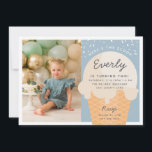 Invitation Voici The Scoop Ice Cream Cone Kid Birthday Photo<br><div class="desc">Annoncez la fête d'été de votre petit avec ces invitations festives à thème crème glacée dans une palette de couleurs pastel muet. Le design moderne comprend un cône gaufre avec une boule de glace vanille avec "voici le scoop" en arche sur le dessus, et les détails de la fête d'anniversaire...</div>