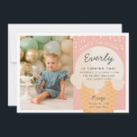 Invitation Voici The Scoop Ice Cream Cone Kid Birthday Photo<br><div class="desc">Annoncez la fête d'été de votre petit avec ces invitations festives à thème crème glacée dans une palette de couleurs pastel muet. Le design moderne comprend un cône gaufre avec une boule de glace vanille avec "voici le scoop" en arche sur le dessus, et les détails de la fête d'anniversaire...</div>