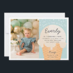 Invitation Voici The Scoop Ice Cream Cone Kid Birthday Photo<br><div class="desc">Annoncez la fête d'été de votre petit avec ces invitations festives à thème crème glacée dans une palette de couleurs pastel muet. Le design moderne comprend un cône gaufre avec une boule de glace vanille avec "voici le scoop" en arche sur le dessus, et les détails de la fête d'anniversaire...</div>