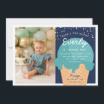 Invitation Voici The Scoop Ice Cream Cone Kid Birthday Photo<br><div class="desc">Annoncez la fête d'été de votre petit avec ces invitations festives à thème crème glacée dans une palette de couleurs estivales. Le design moderne comprend un cône gaufre avec une boule de glace turquoise turquoise avec "voici le scoop" voûté en haut, et les détails de la fête d'anniversaire de votre...</div>