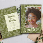 Invitation Voici trente Retro Super Flower Photo Anniversaire<br><div class="desc">Ce design super de puissance de fleur a été créé à l'aide de mes images de timbres sculptés à la main que j'ai transformé en un motif floral amusant en ton sur les tons d'avocat et de sauge vert pour une ambiance vraiment rétro! Personnalisez avec votre propre photo ! Art...</div>