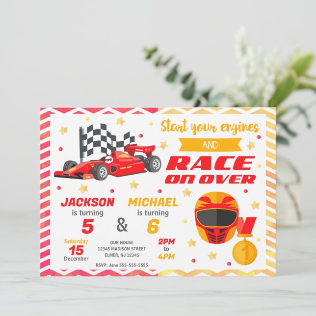 Invitation Voiture de course rouge pour anniversaire commun | (Debout devant)