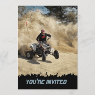 Invitation VTT sur Dirt Road dans le nuage de poussière avec 