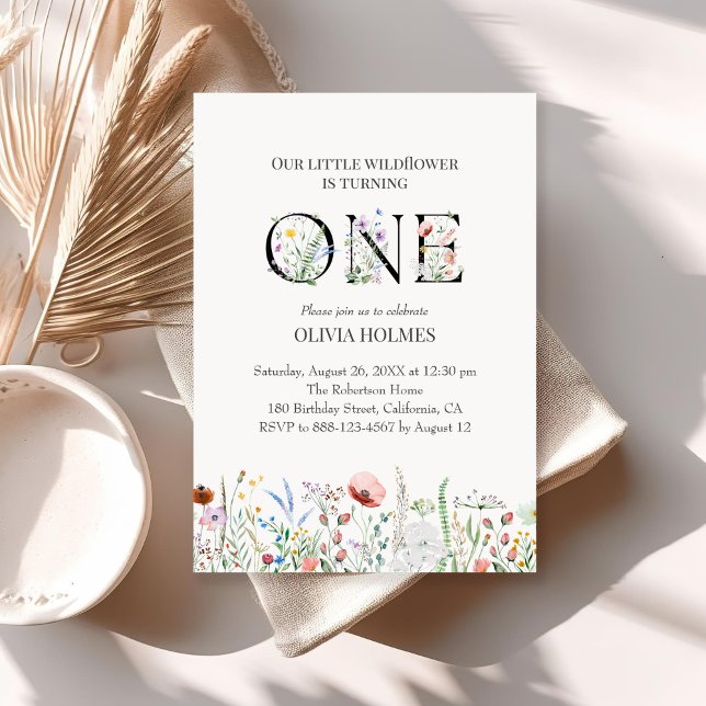 Invitation Watercolor Fleurs sauvages 1er anniversaire Invita (Watercolor Wildflowers 1st Birthday Invitation on a sunny neutral boho table.)
