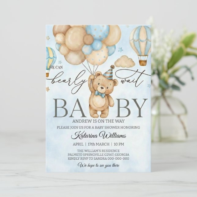 Invitation We Can Bearly Wait Bear Balloon Baby Shower (Debout devant)