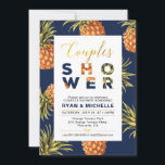 Invitation Wedding shower des couples d'été tropic<br><div class="desc">Cette invitation wedding shower unique présente un motif d'ananas tropical et une typographie dorée sur un arrière - plan bleu marine. Parfait pour votre fête d'été !</div>