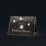 Invitation Wedding shower du couple de bois foncé rustique Oa<br><div class="desc">Oak Ridge Rustic Dark Brown Barn Wood, Sparkling Mason Jars, et Lights à cordes brillantes Conception avec des fils scintillants de lumières et jarres suspendues sur une texture de bois riche et profonde avec des accents blancs. Avec Des Polices De Script De Typographie Moderne. Un style rustique et élégant de...</div>