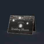 Invitation Wedding shower du couple de bois foncé rustique Oa<br><div class="desc">Oak Ridge Rustic Dark Brown Barn Wood, Sparkling Mason Jars, et Lights à cordes brillantes Conception avec des fils scintillants de lumières et jarres suspendues sur une texture de bois riche et profonde avec des accents blancs. Avec Des Polices De Script De Typographie Moderne. Un style rustique et élégant de...</div>