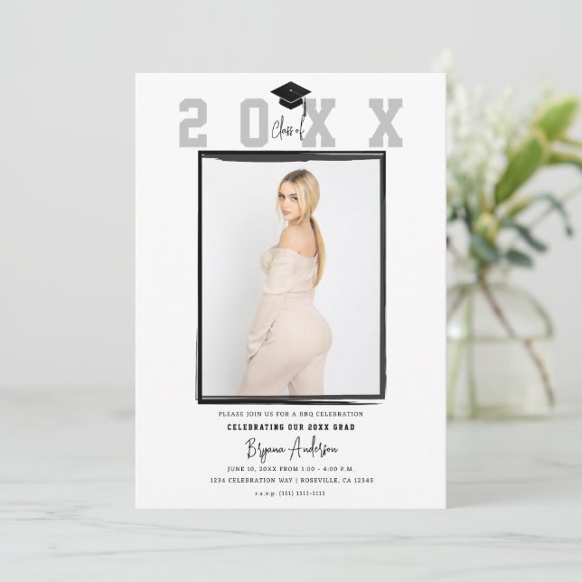 Invitation White Minimal tendance Photo Graduation Party (Debout devant)