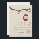 Invitation Wilderness de lanterne à huile rouge / Mariage de<br><div class="desc">Un faire-part de mariage d'automne en plein air avec un thème sauvage / camping avec une illustration d'une lampe à huile rouge accrochée à une branche d'arbre avec des feuilles orange et marron. Personnalisez le texte avec vos informations.</div>