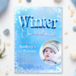Invitation Winter Onederland - 1er anniversaire avec photo<br><div class="desc">Célébrez votre anniversaire et amusez-vous par temps froid. Le design de l'invitation est mis en valeur par le design de titre tendance élégant avec un arrière - plan de forêt enneigé</div>