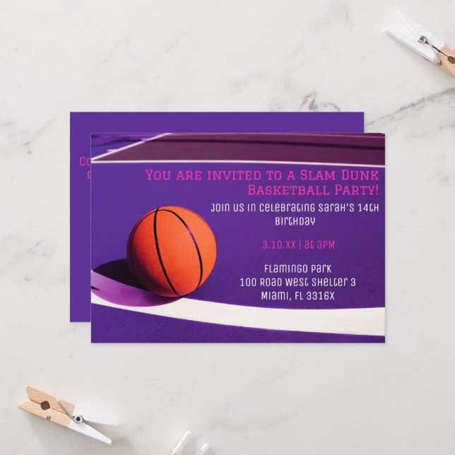 Invitations d'anniversaire de basket-ball violet p (Devant/Arrière en situation)