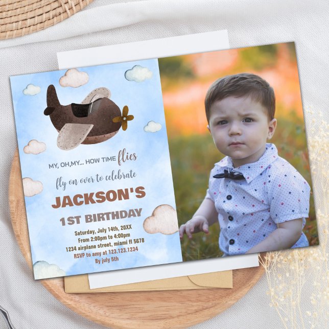 Invitations d'anniversaire de l'avion Blue Brown W (Airplane Birthday Invitations Blue Brown W Photo)