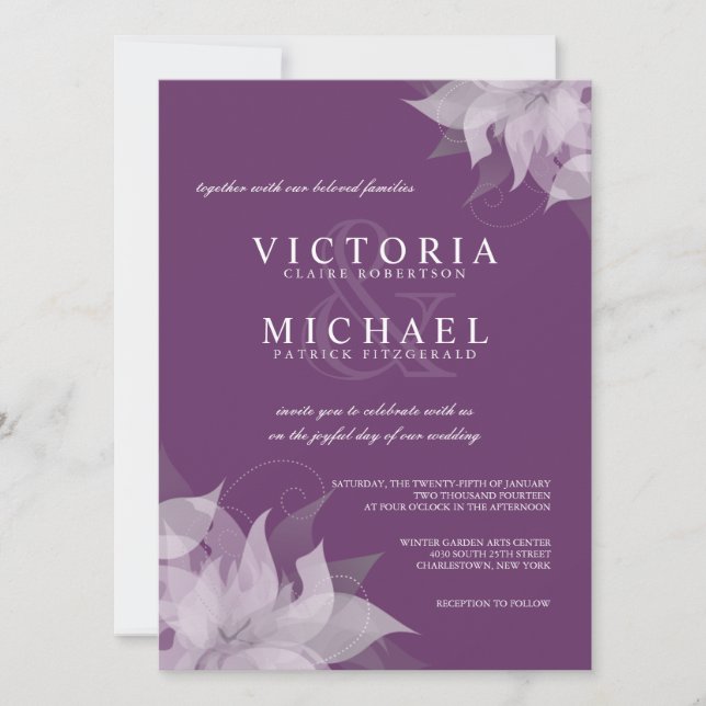 Invitations d'aubergine et de mariage floral blanc (Devant)